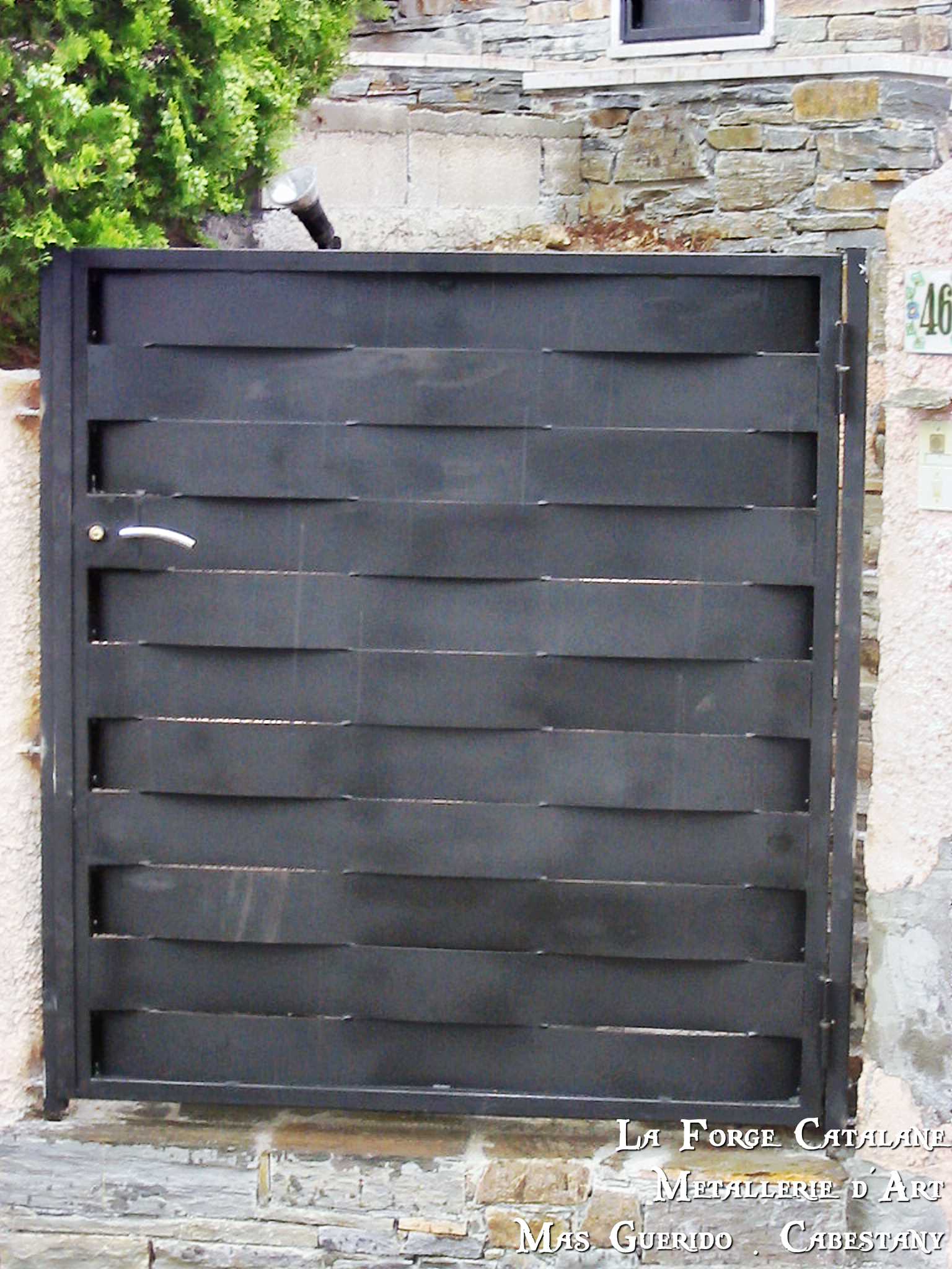 portillon tole effet lame tressee vannerie thermolaquage gris anthracite forge catalane.jpg